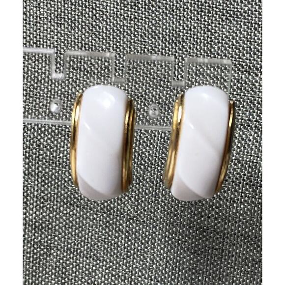 Avon 1988 Classic Twist White Plastic Gold Tone Post Earrings - Picture 7 of 8